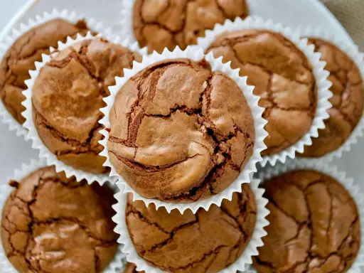 Saftige brownie muffins mit knuspriger Kruste, perfekt für eine süße Auszeit.