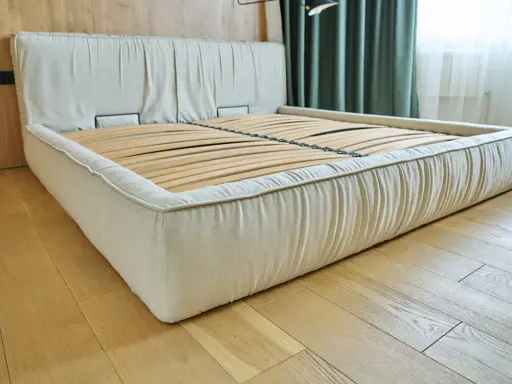 Base de cama con colchón sobre tabla de madera, lista para un descanso reparador.