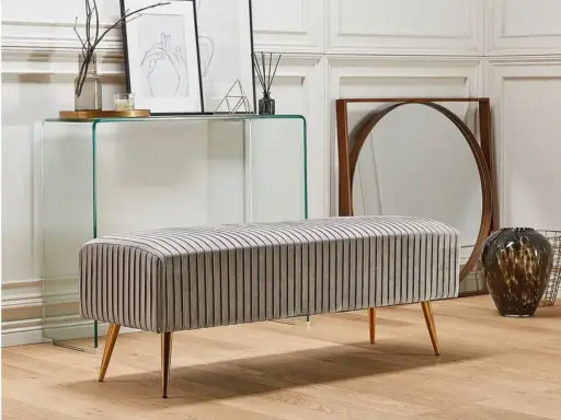 En elegant, randig bänk med guldfärgade ben. En billig bänk som ger ditt hem en lyxig känsla.