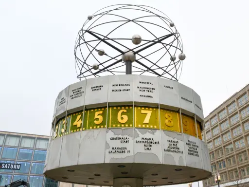 Världsklockan vid Alexanderplatz är ett av Berlins måsten. En fascinerande konstruktion som visar tiden i olika städer världen över.