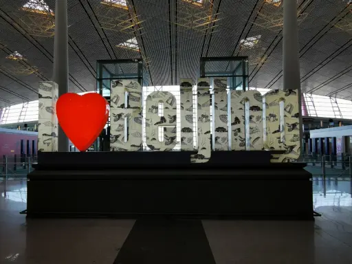 Serce i litery "I love Beijing" w terminalu lotniska. Czy można wyjść z lotniska w czasie przesiadki?