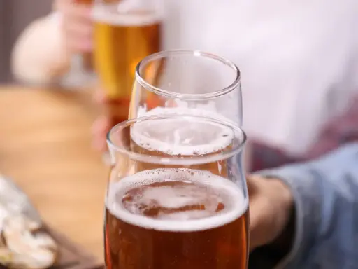 Dwa kieliszki piwa, na stole przekąski. To nie jest krzywa alkoholowa, to początek dobrej zabawy!