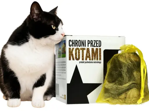 Czarno-biały kot przygląda się opakowaniu z napisem "Chroni przed kotami". To naturalny sposób, co odstrasza koty.
