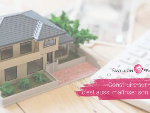 Maquette de maison, calculatrice et billets de banque. Le prêt construction pour construire votre rêve.