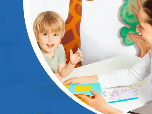 Bambino sorridente impara lettere con un tecnico ABA. Corso di apprendimento divertente.