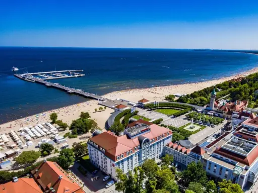 Sopot: plaża, molo, park i hotele dla dorosłych Polska. Idealne miejsce na relaks nad Bałtykiem.