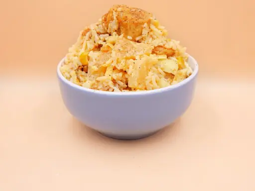 Sałatka z ryżem, kurczakiem, ananasem i curry: Klasyka, która się uda