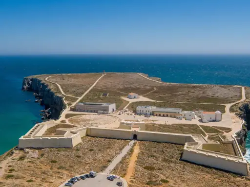 Die Fortaleza de Sagres, eine historische Festung, thront auf einer Klippe über dem türkisfarbenen Meer.