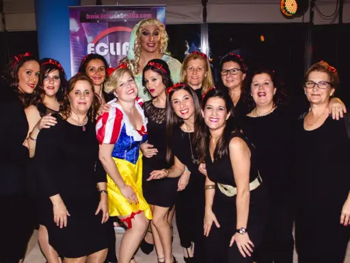 Grupo de mujeres celebrando una despedida de soltero con disfraces, una de ellas vestida de Blancanieves.