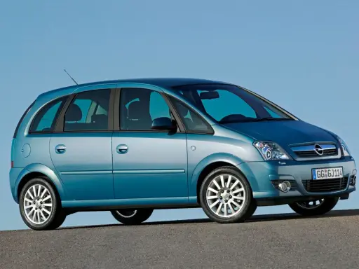 Błękitny Opel Meriva A z przyciemnianymi szybami stoi na tle błękitnego nieba.