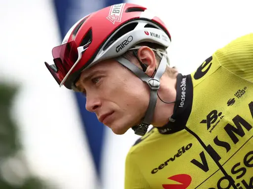 Jonas Vingegaard, jung und fokussiert, trägt seinen roten Giro-Helm und das gelbe Visma-Trikot.