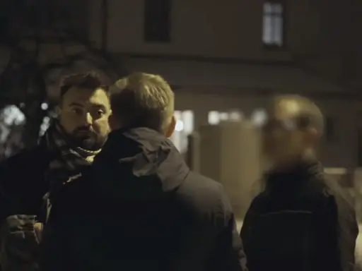 Tomasz Sekielski w mrocznej scenerii rozmawia z dwoma mężczyznami. "Tylko nie mów nikomu" - zdaje się szeptać jeden z nich.