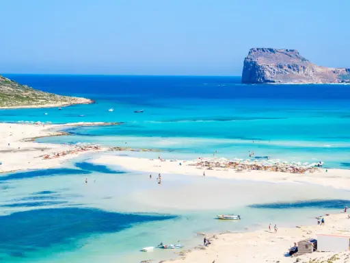 Rajska plaża z turkusową wodą i skalistą wysepką. Czy to Kreta czy Rodos? Niezależnie, widok zapiera dech!