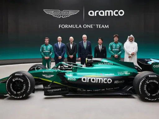 Fernando Alonso posa con el equipo Aston Martin y su nuevo coche de Fórmula 1. Noticias de Fernando Alonso.