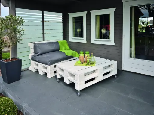 Sofá y mesa de centro hechos con palets de madera pintados de blanco. ¡Excelentes ideas para pintar palets de madera y crear muebles de exterior!