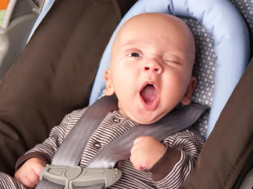 Malutki dzidziuś ziewa w foteliku Maxi-Cosi Cabriofix, gotowy na drzemkę.