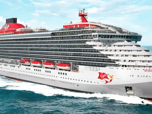 La nave Scarlet Lady di Virgin Voyages solca le acque blu. Chissà quanto costa una crociera ai Caraibi su questa meraviglia.