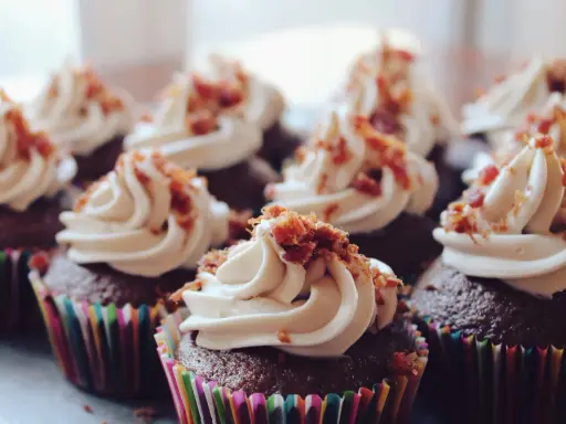 Schokoladen-Cupcakes mit cremiger Glasur und knusprigen Toppings. Perfekt für veganes Backen!