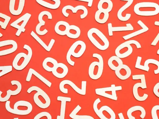 Drewniane cyferki na czerwonym tle. Idealne, by jak wytłumaczyć dziecku dodawanie i odejmowanie do 20, bawiąc się liczbami od 0 do 19.
