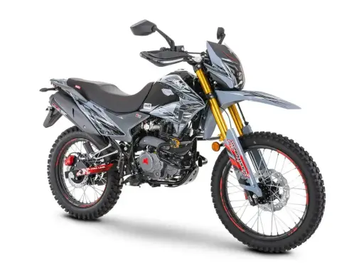 Szary motocykl Romet z czerwonymi akcentami. Od ilu lat można robić prawo jazdy na motor 250? Od 18 roku życia.