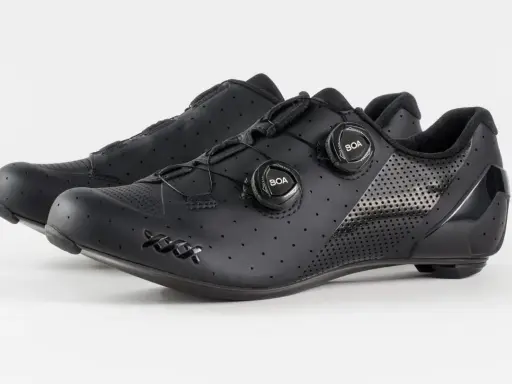 Czarne buty rowerowe z systemem BOA. Idealne, jeśli zastanawiasz się, jakie buty na rower wybrać dla maksymalnej wygody i dopasowania.