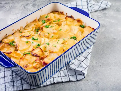 Goldbrauner Kartoffelauflauf mit Petersilie, ein köstliches Gericht, das zu den besten Auflauf Rezepten zählt.