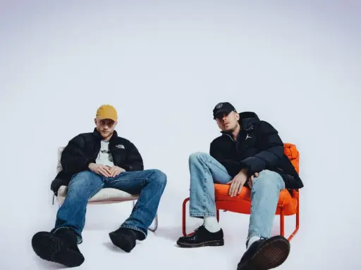 Elias Hurtig och Hov1 sitter avslappnat i stolar, redo för en ny låt.