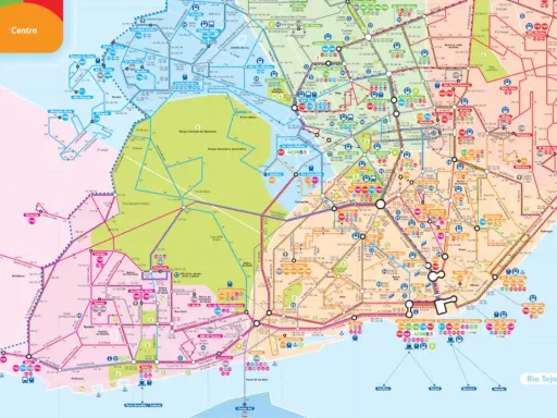 Karte des Nahverkehrs Lissabon mit Linien und Haltestellen. Zeigt Metro, Busse und Züge.