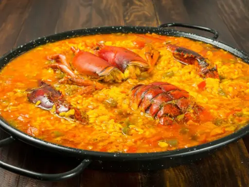Paella de marisco con langosta, ideal para saber donde comer en Letur.