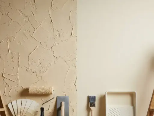 Un mur texturé et un mur lisse, avec des échelles en bois, des outils de peinture et un nuancier. Idéal pour une peinture à effet pour mur abîmé.