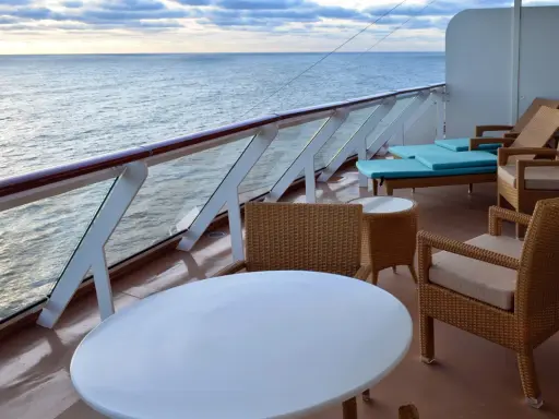 Balcone con mobili da esterno e vista sul mare, ideale per le cabine per 5 persone di Costa Crociere.