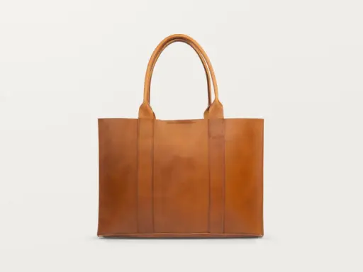 Brązowa, skórzana torebka typu shopper. Dowiedz się, jak wyczyścić skórzaną torebkę domowym sposobem, by wyglądała jak nowa.