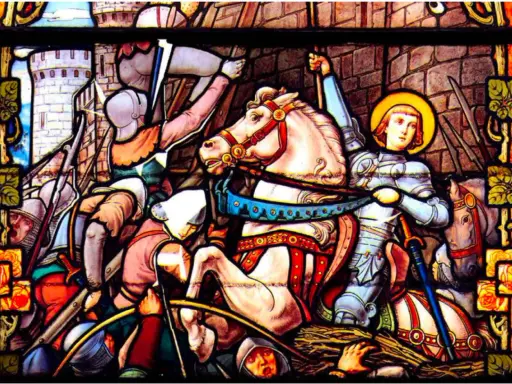Vitrail de Jeanne d'Arc, la Pucelle d'Orléans, en armure sur son cheval blanc, brandissant son épée au milieu d'une bataille.