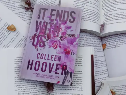 Książka "It Ends With Us" Colleen Hoover to historia o trudnych wyborach, miłości i przemocy.