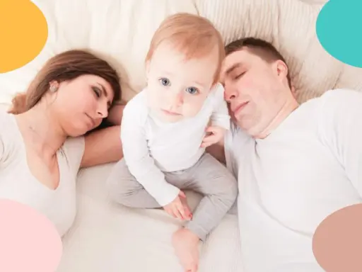 Mamá y papá duermen agotados mientras mi bebé se despierta cada 10 minutos, con sus grandes ojos azules mirando fijamente.