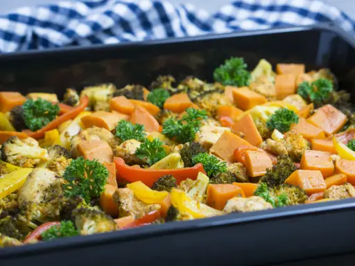 Buntes Ofengemüse mit Hähnchen und Süßkartoffeln, garniert mit Petersilie. Perfekt für histaminarme Rezepte.