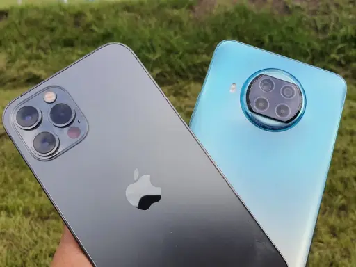 Szary iPhone i niebieski Android obok siebie. Który wybierasz?