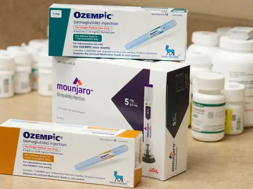 Zastrzyki na odchudzanie: opakowania leków Ozempic i Mounjaro.