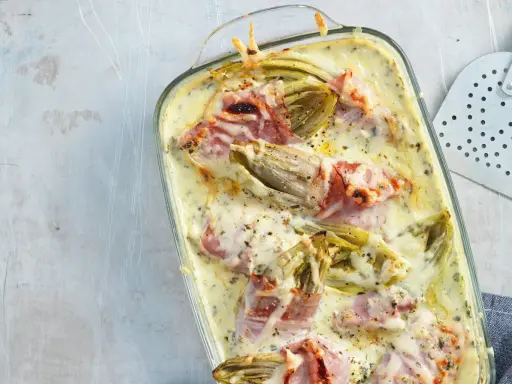 Überbackener Chicorée mit Schinken in cremiger Sauce, ein köstliches Gericht, das Lust auf mehr Chicorée-Rezepte macht.