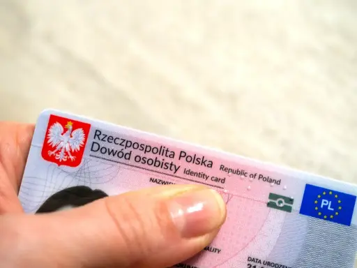 Polski dowód osobisty, niezbędny dokument, gdy zastanawiasz się, co jest potrzebne na studia.