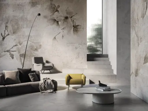 Soggiorno moderno con divano grigio, poltrone e tavolino. Le pareti sono decorate con **case con carta da parati** a tema floreale, creando un'atmosfera elegante.