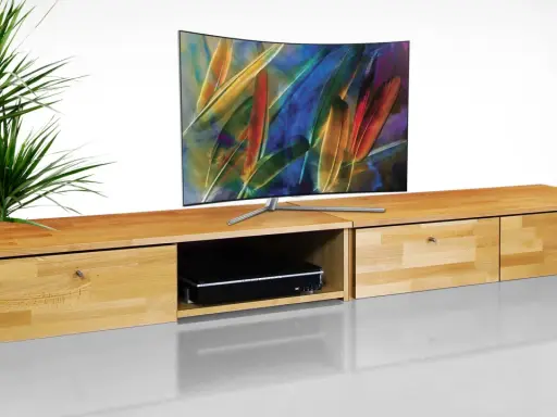 Mobile TV in legno chiaro, con vano portaoggetti e cassetti, perfetto per idee mobile tv fai da te.