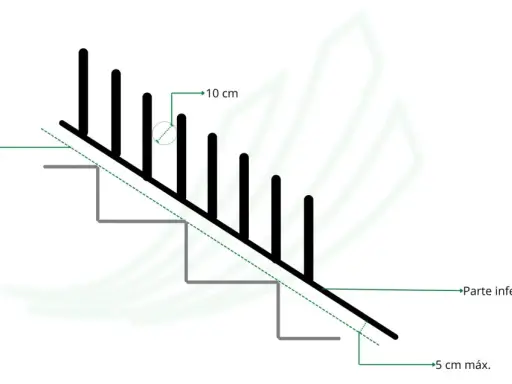 Detalle constructivo barandilla: muestra la inclinación y separación de barrotes (10 cm) y la distancia máxima al suelo (5 cm).
