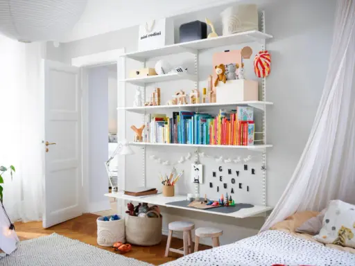 Regalwand mit Büchern, Spielzeug und Bastelmaterialien – tolle kinderzimmer ideen für ein kreatives Zuhause.