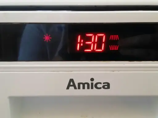 Wyświetlacz zmywarki Amica pokazuje błąd EC. Czerwone cyfry "1:30" i symbol płatka śniegu sugerują problem z temperaturą lub zamarzaniem.