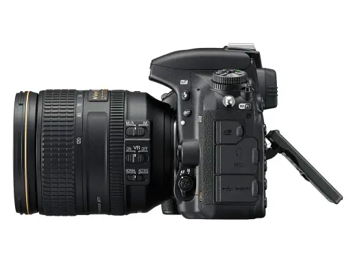 Nikon D750 test: aparat z obiektywem 24-120 mm, widoczne przyciski sterowania, Wi-Fi, HDMI i wejście mikrofonowe.