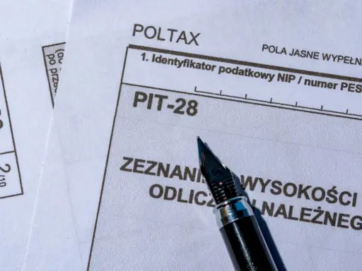 Pióro na druku PIT-28, gotowe do wypełnienia zeznania podatkowego.