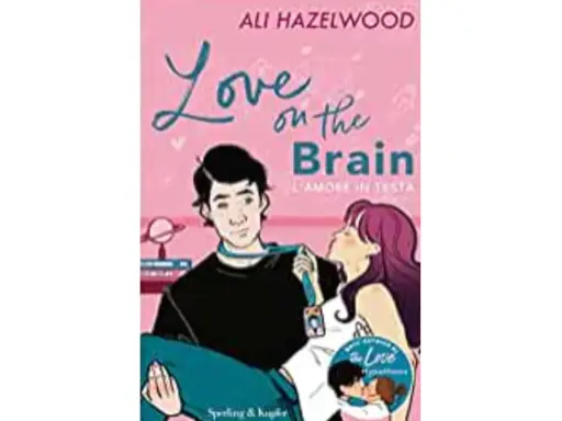 Copertina del libro "Love on the Brain" di Ali Hazelwood, un romanzo rosa per ragazze con una coppia che si abbraccia.