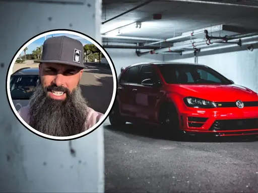 Hombre con barba y gorra junto a un Volkswagen Golf rojo, el coche más robado en España.