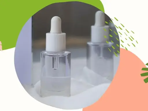 Szklane buteleczki z pipetką, zawierające serum z ethylhexylglycerin. Dwie buteleczki na białym tle, otoczone kolorowymi, abstrakcyjnymi kształtami.